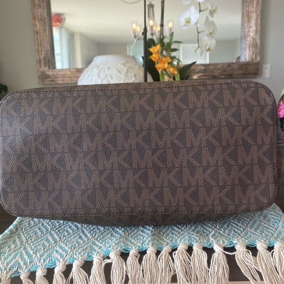 🌺Michael Kors Signature Tote NWOT (Brown & Tan) w/Gold Hardware. - Picture 7 of 11